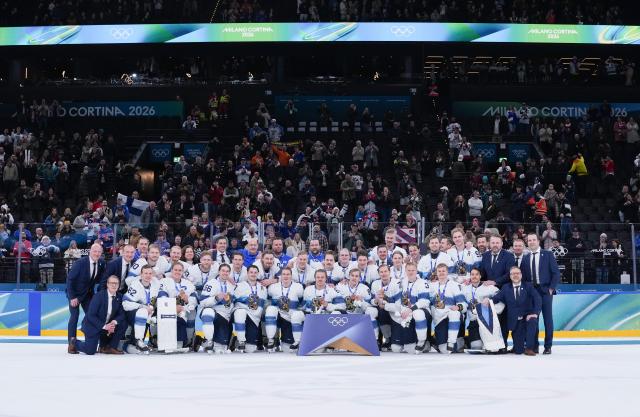(260222) -- MILAN, Feb. 22, 2026 (Xinhua) -- Bronze medalists Team Finland pose for photos during the awarding ceremony after the ice hockey men's bronze medal game between Slovakia and Finland at the Milan-Cortina 2026 Olympic Winter Games in Milan, Italy, Feb. 21, 2026. (Xinhua/Tao Xiyi)
