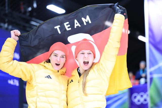 (260222) -- CORTINA D'AMPEZZO, Feb. 22, 2026 (Xinhua) -- Lisa Buckwitz (R)/Neele Schuten of Germany celebrate after the Bobsleigh 2-woman heat 4 at the 2026 Milan-Cortina Winter Olympics in Cortina, Italy, Feb. 21, 2026. (Xinhua/Ding Xu)