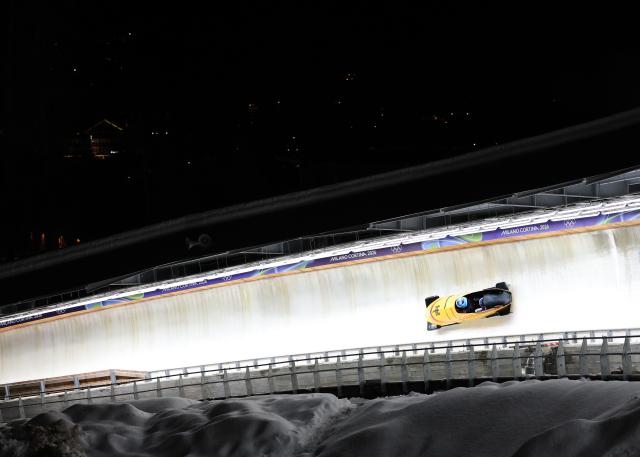 (260222) -- CORTINA D'AMPEZZO, Feb. 22, 2026 (Xinhua) -- Laura Nolte/Deborah Levi of Germany compete during the Bobsleigh 2-woman heat 3 at the 2026 Milan-Cortina Winter Olympics in Cortina, Italy, Feb. 21, 2026. (Xinhua/Ding Xu)