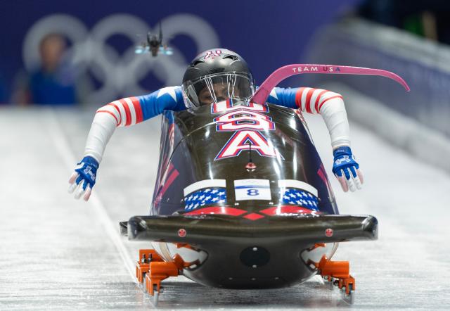 (260222) -- CORTINA D'AMPEZZO, Feb. 22, 2026 (Xinhua) -- Kaysha Love/Azaria Hill of the United States compete during the Bobsleigh 2-woman heat 4 at the 2026 Milan-Cortina Winter Olympics in Cortina, Italy, Feb. 21, 2026. (Xinhua/Fei Maohua)