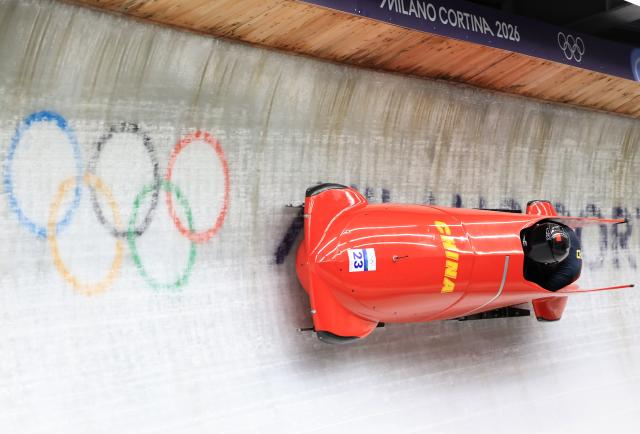 (260222) -- CORTINA D'AMPEZZO, Feb. 22, 2026 (Xinhua) -- Ying Qing/Wang Yu of China compete during the Bobsleigh 2-woman heat 3 at the 2026 Milan-Cortina Winter Olympics in Cortina, Italy, Feb. 21, 2026. (Xinhua/Ding Xu)