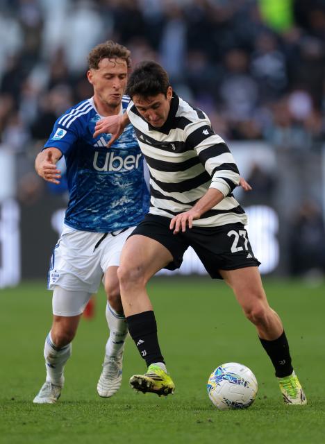 (260222) -- TURIN, Feb. 22, 2026 (Xinhua) -- Como's Mergim Vojvoda (L) vies with Juventus' Andrea Cambiaso during a Serie A football match between Juventus and Como in Turin, Italy, Feb.21, 2026. (Photo by Alberto Lingria/Xinhua)