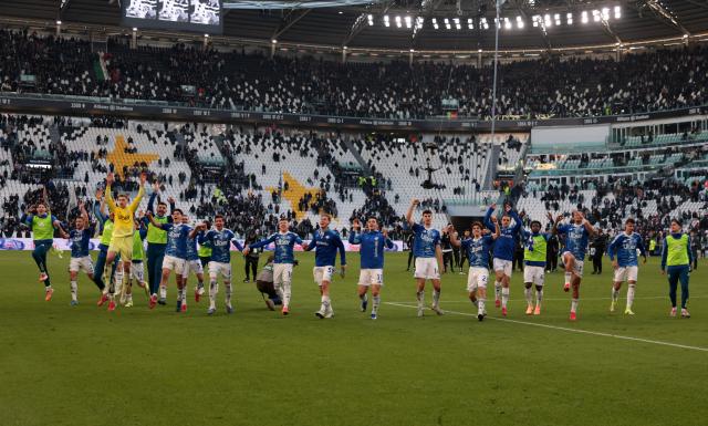 (260222) -- TURIN, Feb. 22, 2026 (Xinhua) -- Como's players celebrates after winning a Serie A football match between Juventus and Como in Turin, Italy, Feb.21, 2026. (Photo by Alberto Lingria/Xinhua)