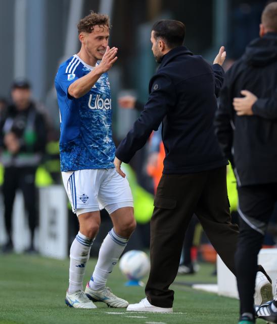 (260222) -- TURIN, Feb. 22, 2026 (Xinhua) -- Como's Mergim Vojvoda (L) celebrates his goal with his head coach Cesc Fabregas during a Serie A football match between Juventus and Como in Turin, Italy, Feb.21, 2026. (Photo by Alberto Lingria/Xinhua)