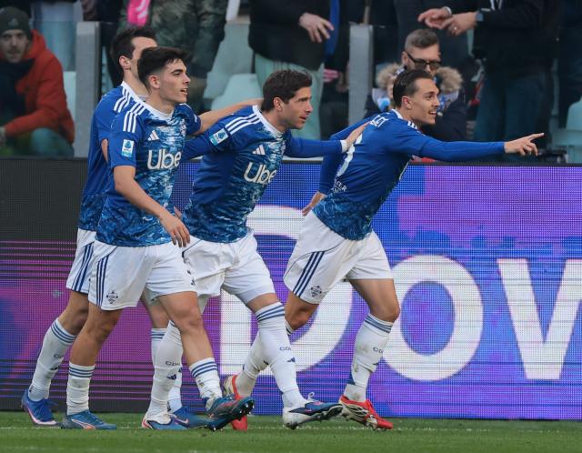 (260222) -- TURIN, Feb. 22, 2026 (Xinhua) -- Como's Maxence Caqueret (1st R) celebrates his goal with his teammates during a Serie A football match between Juventus and Como in Turin, Italy, Feb.21, 2026. (Photo by Alberto Lingria/Xinhua)