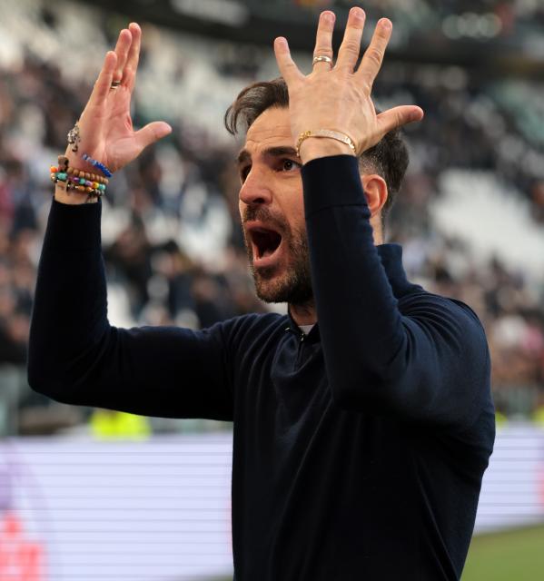 (260222) -- TURIN, Feb. 22, 2026 (Xinhua) -- Como's head coach Cesc Fabregas celebrates after winning a Serie A football match between Juventus and Como in Turin, Italy, Feb.21, 2026. (Photo by Alberto Lingria/Xinhua)