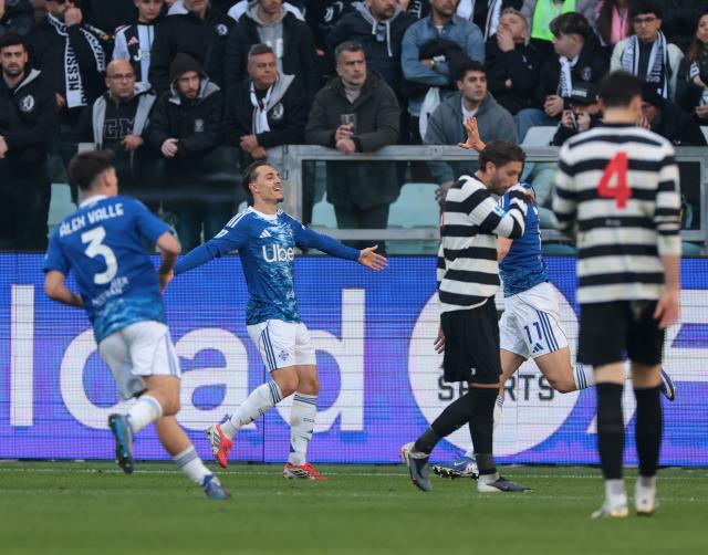 (260222) -- TURIN, Feb. 22, 2026 (Xinhua) -- Como's Maxence Caqueret (2nd L) celebrates his goal during a Serie A football match between Juventus and Como in Turin, Italy, Feb.21, 2026. (Photo by Alberto Lingria/Xinhua)