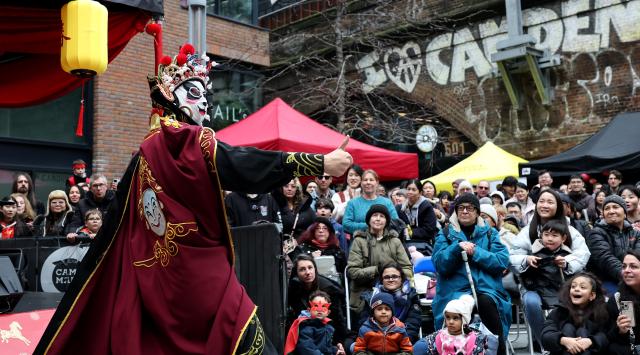 (260222) -- LONDON, Feb. 22, 2026 (Xinhua) -- People watch Sichuan Opera face-changing performace during a Chinese New Year celebration at Camden Market in London, Britain, Feb. 21, 2026. (Xinhua/Li Ying)