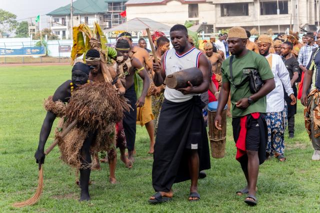 (260222) -- BUEA, Feb. 22, 2026 (Xinhua) -- Performers showcase traditional cultural displays during the opening ceremony of the 31st edition of the Mount Cameroon Race in Buea, Cameroon, Feb. 21, 2026. The race opened under the theme "Give peace a chance", drawing 600 athletes from 14 countries and regions. (Photo by Muleng Timngum/Xinhua)