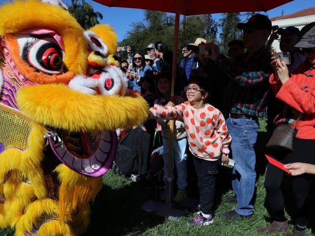 (260222) -- CALIFORNIA, Feb. 22, 2026 (Xinhua) -- Lion dancers interact with the audience at the Huntington Library, Art Museum, and Botanical Gardens in San Marino, Los Angeles County, California, the United States, on Feb. 21, 2026. The Chinese New Year was celebrated at the Huntington Library with arts and crafts, music and a lion dance performance. (Photo by Qiu Chen/Xinhua)