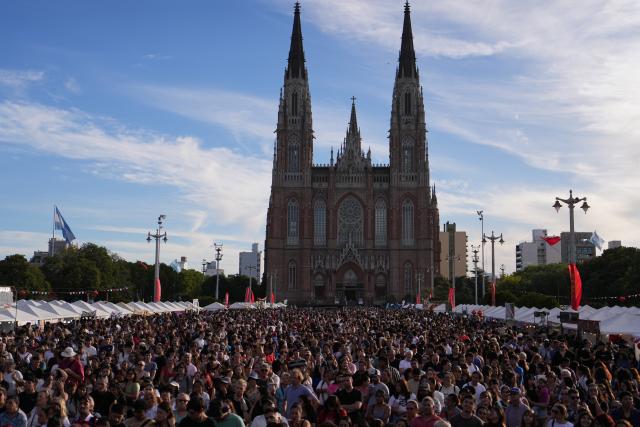 (260222) -- BUENOS AIRES, Feb. 22, 2026 (Xinhua) -- Visitors attend a Chinese New Year celebration event in La Plata, Buenos Aires, Argentina, Feb. 21, 2026. A series of activities to celebrate the Chinese New Year were held here on Saturday, attracting large numbers of local residents. (Xinhua/Zhang Duo)