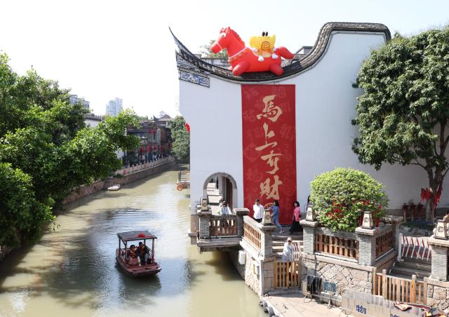 (260222) -- FUZHOU, Feb. 22, 2026 (Xinhua) -- People take a boat tour at the Shangxiahang traditional block in Fuzhou, southeast China's Fujian Province, Feb. 21, 2026. Many visitors flocked to historic blocks in Fuzhou to celebrate the Chinese New Year during the Spring Festival holiday. (Xinhua/Jiang Kehong)