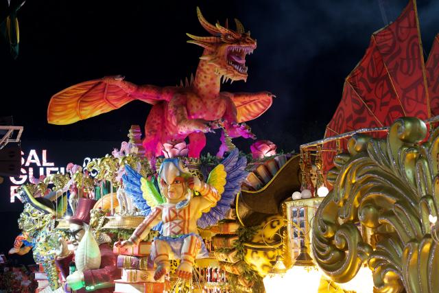 (260222) -- RIO DE JANEIRO, Feb. 22, 2026 (Xinhua) -- This photo shows the Champions' Parade of the Carnival 2026 in Rio de Janeiro, Brazil, Feb. 22, 2026. The Champions' Parade of the Carnival 2026 was held in Rio de Janeiro on Saturday. The top six samba schools in the Special Group returned to the Sambadrome for the closing performance, officially marking the end of this year's Carnival. (Xinhua/Zhou Yongsui)