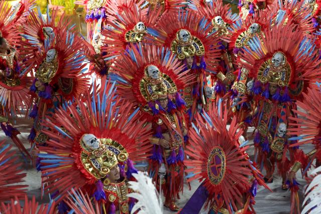 (260222) -- RIO DE JANEIRO, Feb. 22, 2026 (Xinhua) -- Samba dancers participate in the Champions' Parade of the Carnival 2026 in Rio de Janeiro, Brazil, Feb. 22, 2026. The Champions' Parade of the Carnival 2026 was held in Rio de Janeiro on Saturday. The top six samba schools in the Special Group returned to the Sambadrome for the closing performance, officially marking the end of this year's Carnival. (Xinhua/Zhou Yongsui)