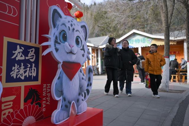 (260222) -- XINING, Feb. 22, 2026 (Xinhua) -- People visit Xining Wildlife Park in northwest China's Qinghai Province, Feb. 22, 2026. Visitors came to Xining Wildlife Park to observe highland species including snow leopard during the Spring Festival holiday. (Xinhua/Zhang Long)