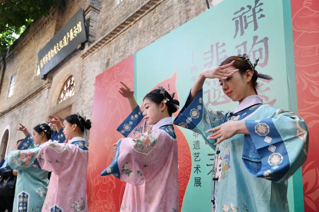 (260222) -- FUZHOU, Feb. 22, 2026 (Xinhua) -- Actresses in traditional costume perform at the Shangxiahang traditional block in Fuzhou, southeast China's Fujian Province, Feb. 21, 2026. People wearing traditional costumes enlightened historic blocks in Fuzhou during the Spring Festival holiday. (Xinhua/Jiang Kehong)