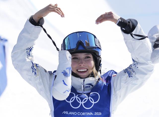 (260222) -- LIVIGNO, Feb. 22, 2026 (Xinhua) -- Gu Ailing of China celebrates winning after run 3 of the freestyle skiing women's freeski halfpipe final at the Milan-Cortina 2026 Olympic Winter Games in Livigno, Italy, Feb. 22, 2026. (Xinhua/Hu Chao)