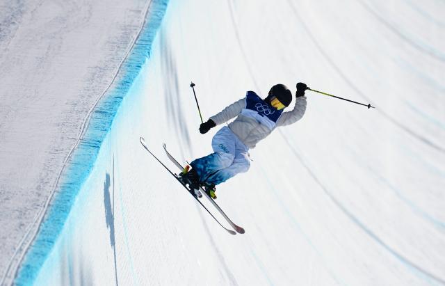(260222) -- LIVIGNO, Feb. 22, 2026 (Xinhua) -- Zhang Kexin of China competes during run 1 of the freestyle skiing women's freeski halfpipe final at the Milan-Cortina 2026 Olympic Winter Games in Livigno, Italy, Feb. 22, 2026. (Xinhua/Hu Chao)