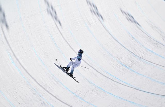 (260222) -- LIVIGNO, Feb. 22, 2026 (Xinhua) -- Liu Yishan of China competes during run 2 of the freestyle skiing women's freeski halfpipe final at the Milan-Cortina 2026 Olympic Winter Games in Livigno, Italy, Feb. 22, 2026. (Xinhua/Zhang Hongxiang)