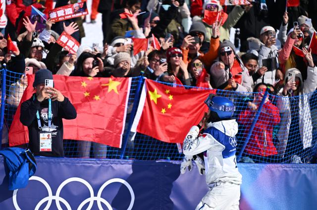 (260222) -- LIVIGNO, Feb. 22, 2026 (Xinhua) -- Gu Ailing of China celebrates winning after run 3 of the freestyle skiing women's freeski halfpipe final at the Milan-Cortina 2026 Olympic Winter Games in Livigno, Italy, Feb. 22, 2026. (Xinhua/Zhang Hongxiang)