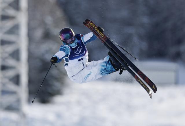 (260222) -- LIVIGNO, Feb. 22, 2026 (Xinhua) -- Liu Yishan of China competes during run 1 of the freestyle skiing women's freeski halfpipe final at the Milan-Cortina 2026 Olympic Winter Games in Livigno, Italy, Feb. 22, 2026. (Xinhua/Wang Peng)