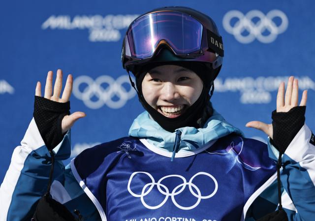 (260222) -- LIVIGNO, Feb. 22, 2026 (Xinhua) -- Liu Yishan of China poses during run 2 of the freestyle skiing women's freeski halfpipe final at the Milan-Cortina 2026 Olympic Winter Games in Livigno, Italy, Feb. 22, 2026. (Xinhua/Wang Peng)