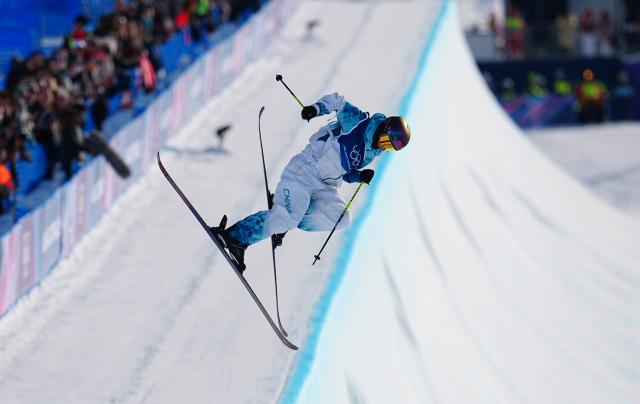 (260222) -- LIVIGNO, Feb. 22, 2026 (Xinhua) -- Li Fanghui of China competes during run 2 of the freestyle skiing women's freeski halfpipe final at the Milan-Cortina 2026 Olympic Winter Games in Livigno, Italy, Feb. 22, 2026. (Xinhua/Hu Chao)