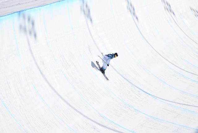 (260222) -- LIVIGNO, Feb. 22, 2026 (Xinhua) -- Li Fanghui of China competes during run 1 of the freestyle skiing women's freeski halfpipe final at the Milan-Cortina 2026 Olympic Winter Games in Livigno, Italy, Feb. 22, 2026. (Xinhua/Zhang Hongxiang)