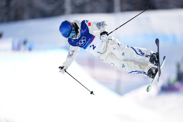 (260222) -- LIVIGNO, Feb. 22, 2026 (Xinhua) -- Gu Ailing of China competes during run 1 of the freestyle skiing women's freeski halfpipe final at the Milan-Cortina 2026 Olympic Winter Games in Livigno, Italy, Feb. 22, 2026. (Xinhua/Wu Huiwo)