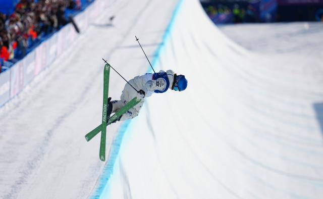 (260222) -- LIVIGNO, Feb. 22, 2026 (Xinhua) -- Gu Ailing of China competes during run 1 of the freestyle skiing women's freeski halfpipe final at the Milan-Cortina 2026 Olympic Winter Games in Livigno, Italy, Feb. 22, 2026. (Xinhua/Hu Chao)