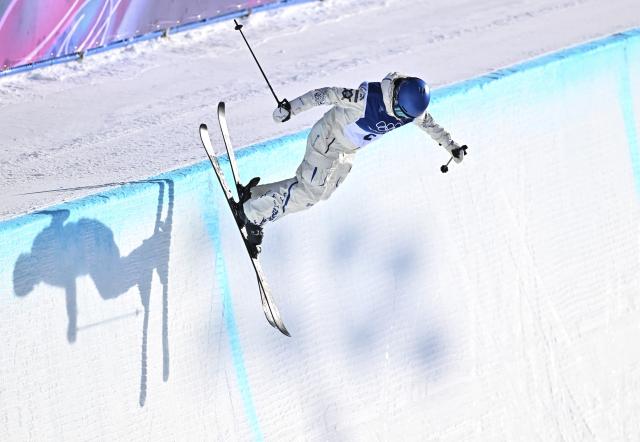 (260222) -- LIVIGNO, Feb. 22, 2026 (Xinhua) -- Gu Ailing of China competes during run 1 of the freestyle skiing women's freeski halfpipe final at the Milan-Cortina 2026 Olympic Winter Games in Livigno, Italy, Feb. 22, 2026. (Xinhua/Zhang Hongxiang)