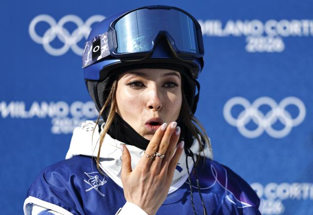 (260222) -- LIVIGNO, Feb. 22, 2026 (Xinhua) -- Gu Ailing of China reacts during run 2 of the freestyle skiing women's freeski halfpipe final at the Milan-Cortina 2026 Olympic Winter Games in Livigno, Italy, Feb. 22, 2026. (Xinhua/Wang Peng)