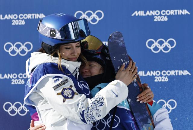 (260222) -- LIVIGNO, Feb. 22, 2026 (Xinhua) -- Gu Ailing (L) of China hugs her teammate Li Fanghui after run 3 of the freestyle skiing women's freeski halfpipe final at the Milan-Cortina 2026 Olympic Winter Games in Livigno, Italy, Feb. 22, 2026. (Xinhua/Wang Peng)