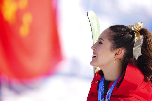 (260222) -- LIVIGNO, Feb. 22, 2026 (Xinhua) -- Gold medalist Gu Ailing of China smiles during the awarding ceremony for freestyle skiing women's freeski halfpipe at the Milan-Cortina 2026 Olympic Winter Games in Livigno, Italy, Feb. 22, 2026. (Xinhua/Hu Chao)