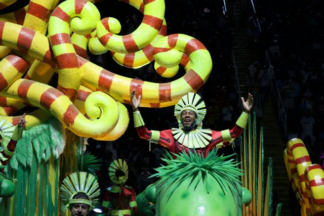 (260222) -- RIO DE JANEIRO, Feb. 22, 2026 (Xinhua) -- Samba dancers participate in the Champions' Parade of the Carnival 2026 in Rio de Janeiro, Brazil, Feb. 22, 2026. The Champions' Parade of the Carnival 2026 was held in Rio de Janeiro on Saturday. The top six samba schools in the Special Group returned to the Sambadrome for the closing performance, officially marking the end of this year's Carnival. (Xinhua/Zhou Yongsui)