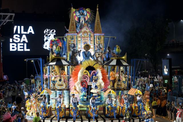 (260222) -- RIO DE JANEIRO, Feb. 22, 2026 (Xinhua) -- Samba dancers participate in the Champions' Parade of the Carnival 2026 in Rio de Janeiro, Brazil, Feb. 22, 2026. The Champions' Parade of the Carnival 2026 was held in Rio de Janeiro on Saturday. The top six samba schools in the Special Group returned to the Sambadrome for the closing performance, officially marking the end of this year's Carnival. (Xinhua/Zhou Yongsui)