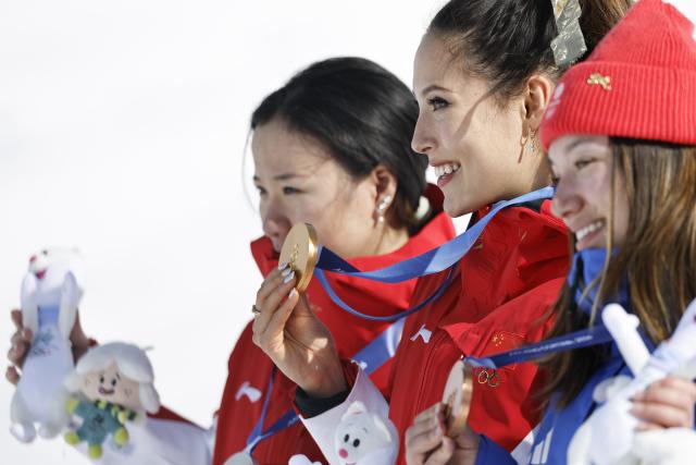 (260222) -- LIVIGNO, Feb. 22, 2026 (Xinhua) -- Silver medalist Li Fanghui (L) of China, gold medalist Gu Ailing (C) of China and bronze medalist Zoe Atkin of Britain pose during the awarding ceremony for freestyle skiing women's freeski halfpipe at the Milan-Cortina 2026 Olympic Winter Games in Livigno, Italy, Feb. 22, 2026. (Xinhua/Wang Peng)