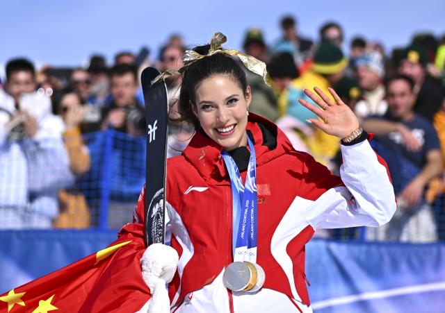 (260222) -- LIVIGNO, Feb. 22, 2026 (Xinhua) -- Gold medalist Gu Ailing of China waves after the awarding ceremony for freestyle skiing women's freeski halfpipe at the Milan-Cortina 2026 Olympic Winter Games in Livigno, Italy, Feb. 22, 2026. (Xinhua/Zhang Hongxiang)