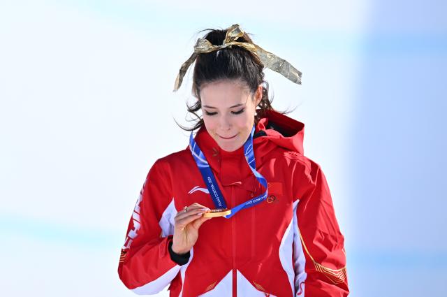 (260222) -- LIVIGNO, Feb. 22, 2026 (Xinhua) -- Gold medalist Gu Ailing of China looks at her medal during the awarding ceremony for freestyle skiing women's freeski halfpipe at the Milan-Cortina 2026 Olympic Winter Games in Livigno, Italy, Feb. 22, 2026. (Xinhua/Zhang Hongxiang)