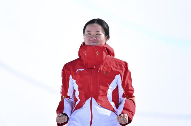 (260222) -- LIVIGNO, Feb. 22, 2026 (Xinhua) -- Silver medalist Li Fanghui of China reacts during the awarding ceremony for freestyle skiing women's freeski halfpipe at the Milan-Cortina 2026 Olympic Winter Games in Livigno, Italy, Feb. 22, 2026. (Xinhua/Zhang Hongxiang)