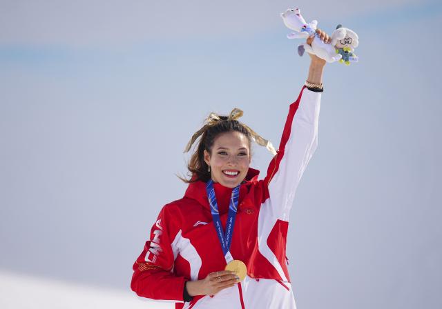 (260222) -- LIVIGNO, Feb. 22, 2026 (Xinhua) -- Gold medalist Gu Ailing of China poses during the awarding ceremony for freestyle skiing women's freeski halfpipe at the Milan-Cortina 2026 Olympic Winter Games in Livigno, Italy, Feb. 22, 2026. (Xinhua/Hu Chao)
