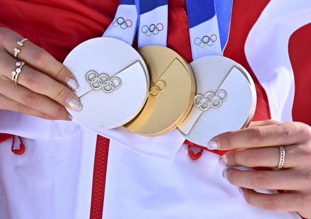 (260222) -- LIVIGNO, Feb. 22, 2026 (Xinhua) -- Gold medalist Gu Ailing of China shows her medals after the awarding ceremony for freestyle skiing women's freeski halfpipe at the Milan-Cortina 2026 Olympic Winter Games in Livigno, Italy, Feb. 22, 2026. (Xinhua/Zhang Hongxiang)