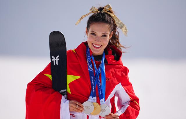 (260222) -- LIVIGNO, Feb. 22, 2026 (Xinhua) -- Gold medalist Gu Ailing of China shows her medals after the awarding ceremony for freestyle skiing women's freeski halfpipe at the Milan-Cortina 2026 Olympic Winter Games in Livigno, Italy, Feb. 22, 2026. (Xinhua/Hu Chao)
