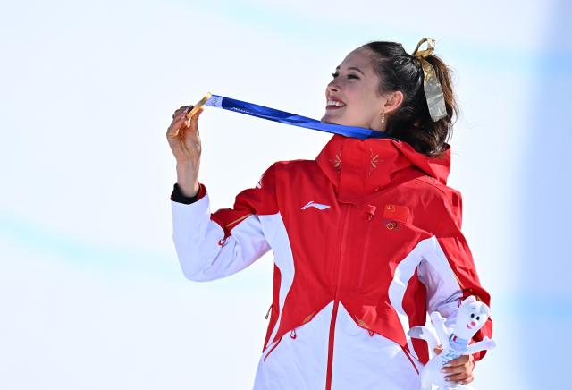 (260222) -- LIVIGNO, Feb. 22, 2026 (Xinhua) -- Gold medalist Gu Ailing of China poses during the awarding ceremony for freestyle skiing women's freeski halfpipe at the Milan-Cortina 2026 Olympic Winter Games in Livigno, Italy, Feb. 22, 2026. (Xinhua/Zhang Hongxiang)