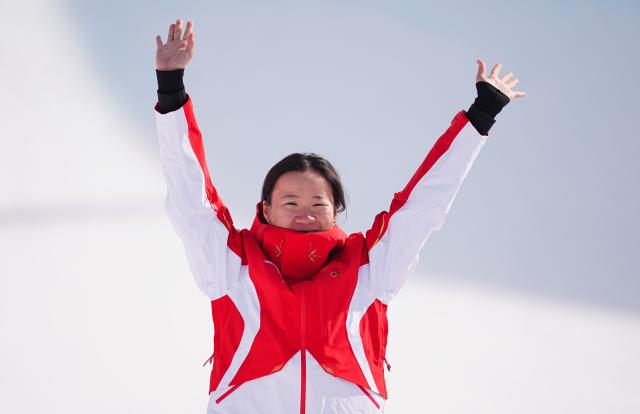 (260222) -- LIVIGNO, Feb. 22, 2026 (Xinhua) -- Silver medalist Li Fanghui of China waves during the awarding ceremony for freestyle skiing women's freeski halfpipe at the Milan-Cortina 2026 Olympic Winter Games in Livigno, Italy, Feb. 22, 2026. (Xinhua/Hu Chao)