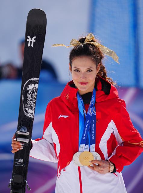 (260222) -- LIVIGNO, Feb. 22, 2026 (Xinhua) -- Gold medalist Gu Ailing of China shows her medals after the awarding ceremony for freestyle skiing women's freeski halfpipe at the Milan-Cortina 2026 Olympic Winter Games in Livigno, Italy, Feb. 22, 2026. (Xinhua/Hu Chao)