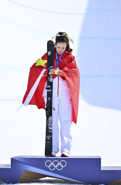(260222) -- LIVIGNO, Feb. 22, 2026 (Xinhua) -- Gold medalist Gu Ailing of China reacts after the awarding ceremony for freestyle skiing women's freeski halfpipe at the Milan-Cortina 2026 Olympic Winter Games in Livigno, Italy, Feb. 22, 2026. (Xinhua/Zhang Hongxiang)