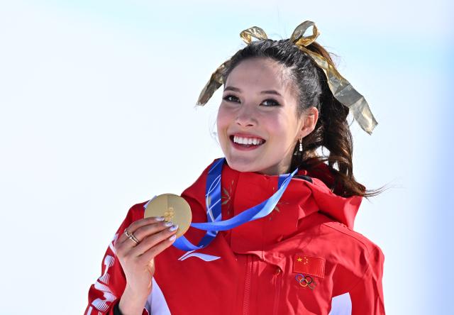 (260222) -- LIVIGNO, Feb. 22, 2026 (Xinhua) -- Gold medalist Gu Ailing of China poses during the awarding ceremony for freestyle skiing women's freeski halfpipe at the Milan-Cortina 2026 Olympic Winter Games in Livigno, Italy, Feb. 22, 2026. (Xinhua/Zhang Hongxiang)