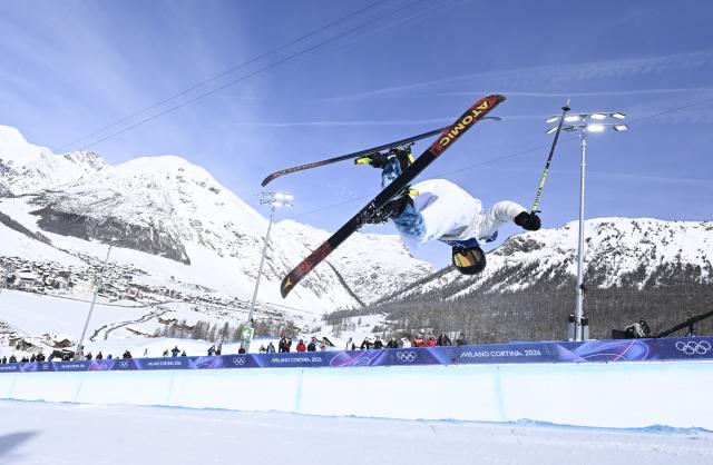 (260222) -- LIVIGNO, Feb. 22, 2026 (Xinhua) -- Zhang Kexin of China competes during run 3 of the freestyle skiing women's freeski halfpipe final at the Milan-Cortina 2026 Olympic Winter Games in Livigno, Italy, Feb. 22, 2026. (Xinhua/Xia Yifang)