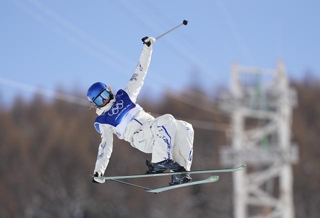 (260222) -- LIVIGNO, Feb. 22, 2026 (Xinhua) -- Gu Ailing of China competes during run 3 of the freestyle skiing women's freeski halfpipe final at the Milan-Cortina 2026 Olympic Winter Games in Livigno, Italy, Feb. 22, 2026. (Xinhua/Wu Huiwo)